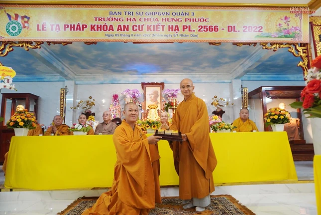Thay mặt Ban Thường trực Ban Trị sự GHPGVN TP.HCM, Thượng tọa Thích Thiện Quý trao chứng điệp an cư đến Ban Chức sự