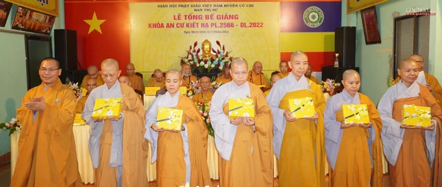 Đại đức Thích Thiện Tâm, Phó Thường trực Ban Trị sự GHPGVN huyện Củ Chi trao phần thưởng đến chư Ni an cư tại trường hạ chùa Di Đà