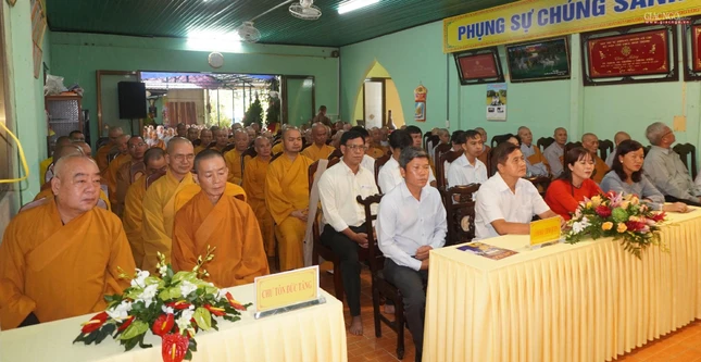Chư tôn đức, cùng các cấp chính quyền tham dự