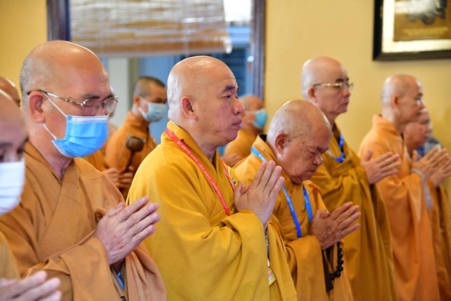 Thượng tọa Thích Nhật Thiện, Trưởng ban Trị sự GHPGVN quận 10, chư tôn đức trong khóa lễ