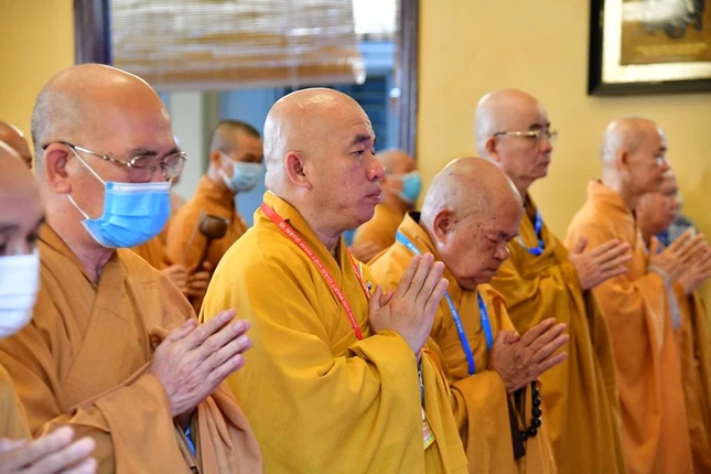 Thượng tọa Thích Nhật Thiện, Trưởng ban Trị sự GHPGVN quận 10, chư tôn đức trong khóa lễ