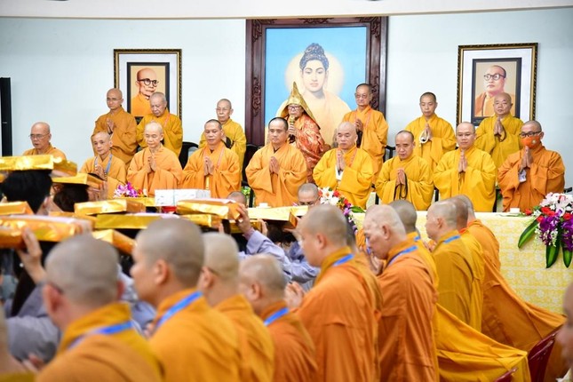 Chư tôn đức chứng minh lễ dâng y Vu lan