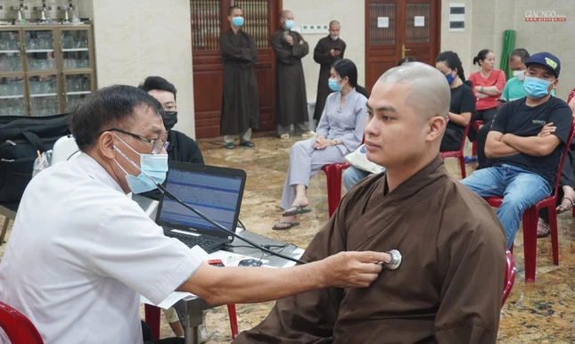 Bác sĩ kiểm tra sức khỏe trước khi hiến máu