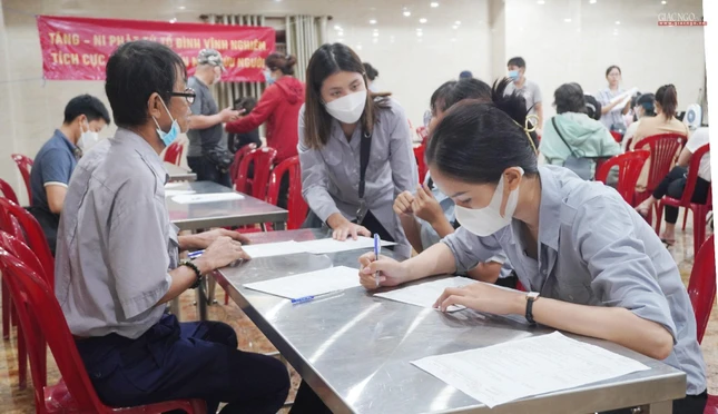Nhiều bạn trẻ Gia đình Phật tử Vĩnh Nghiêm đăng ký hiến máu