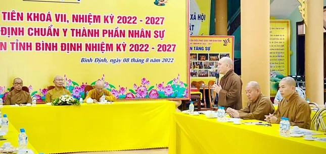 Thượng tọa Thích Đồng Thành đọc quyết định chuẩn y thành phần nhân sự