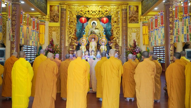 Quang cảnh buổi lễ tại chánh điện