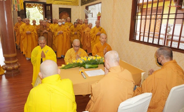 Đối trước chư Hòa thượng khải bạch Tự tứ