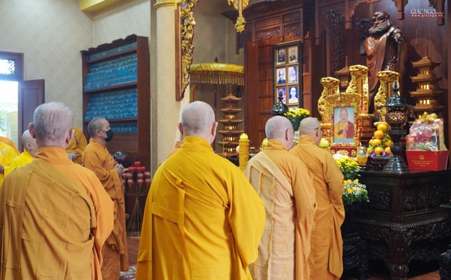 Chư tôn đức đảnh lễ tại Tổ đường