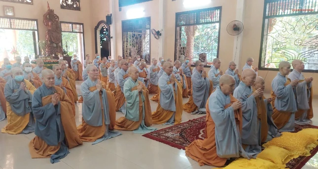 Chư tôn đức Ni niêm hương đảnh lễ Tam bảo