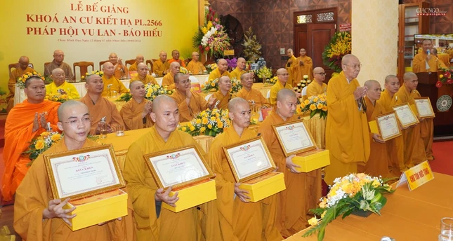 Hòa thượng Thích Thiện Đức trao phần thưởng đến hành giả đạt thành tích suất sắc trong mùa An cư kiết hạ Phật lịch 2566