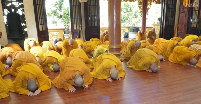 Đảnh lễ Tam bảo