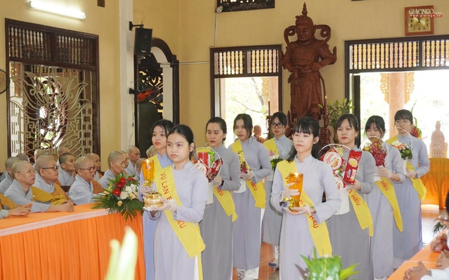 Gia đình Phật tử Vĩnh Phước dâng lễ phẩm cúng dường