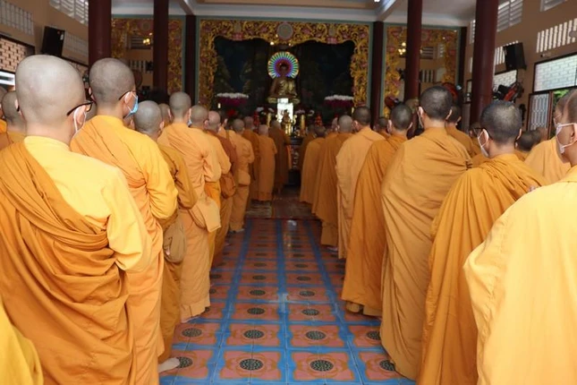 Trang nghiêm khóa lễ tại chánh điện tổ đình Ngọc Phương