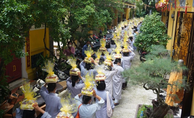 Phật tử trang nghiêm nhiễu y 3 vòng Phật tử trang nghiêm nhiễu y 3 vòng