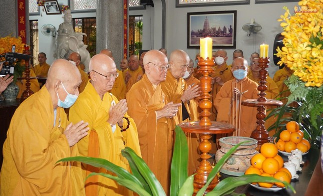 Chư tôn đức thực hiện nghi thức an vị chư hương linh, đồng bào và lực lượng tuyến đầu chống dịch tử vong do đại dịch Covid-19 tại chùa Huỳnh Kim