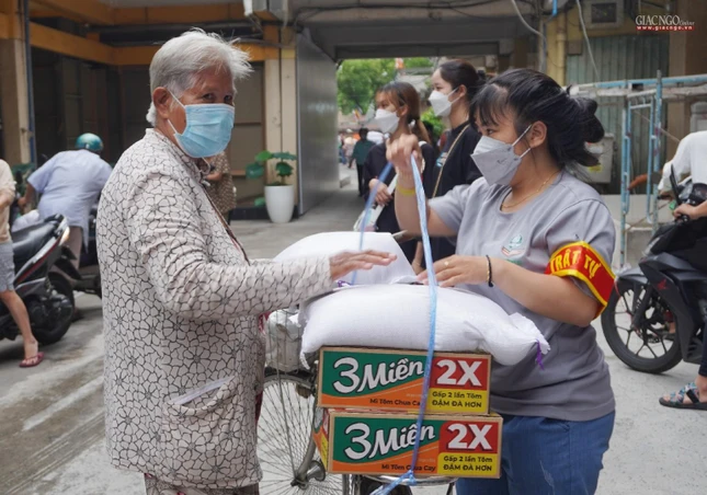 Tặng quà đến những người bán vé số trên địa bàn quận 3
