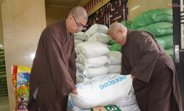 Chư tôn đức gửi những phần gạo, mì tặng đến bà con khó khăn quận 10