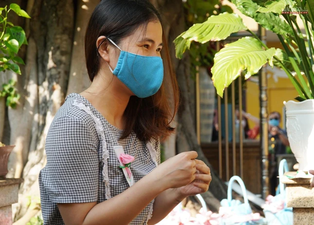 Niềm vui khi được cài lên ngực hoa màu hồng