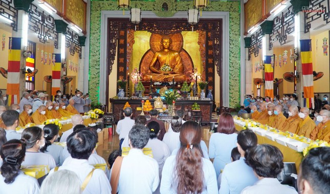 Lễ dâng y cúng dường đến chư Tăng tại chánh điện chùa Xá Lợi, quận 3