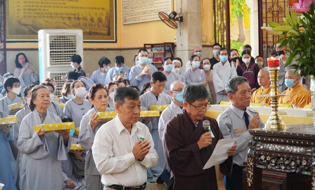 Phật tử tác bạch dâng y đến chư tôn đức sau ba tháng an cư