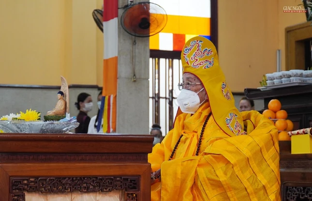 Trưởng lão Hòa thượng Thích Hiển Tu chứng minh lễ dâng y
