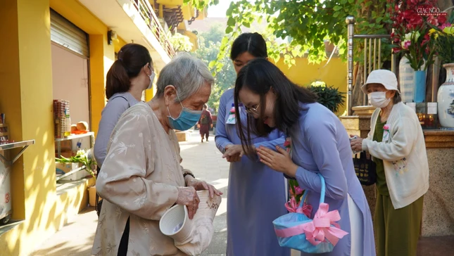 Phật tử tới chùa Xá Lợi ngày Rằm tháng Bảy đều được cài hoa Vu lan