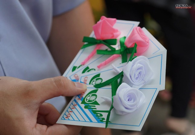 "Một bông Hồng cho em / Một bông Hồng cho anh / Và một bông Hồng cho những ai / Cho những ai đang còn mẹ / Đang còn mẹ để lòng vui sướng hơn..."