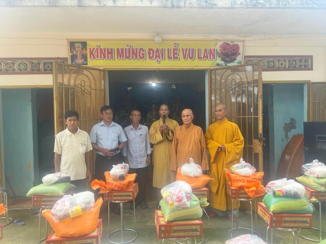 Đại đức Thích Huệ Định, tri sự chùa có đôi lời hỏi thăm đến bà con Đại đức Thích Huệ Định, tri sự chùa có đôi lời hỏi thăm đến bà con