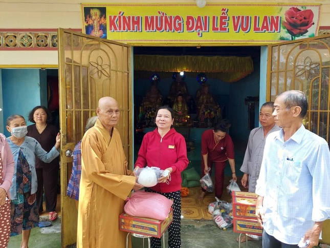 Hòa thượng Thích Nhuận Minh trao tặng quà Hòa thượng Thích Nhuận Minh trao tặng quà