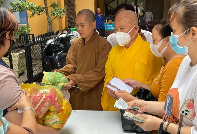 Tặng quà và tiền mặt đến bà con khó khăn mùa Vu lan