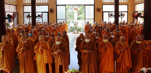 Chư Ni trưởng niêm hương lễ Phật