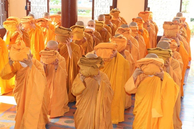 Các giới tử thọ lãnh y bát