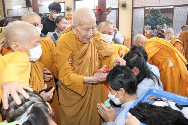 Lễ xuống tóc xuất gia cho Phật tử