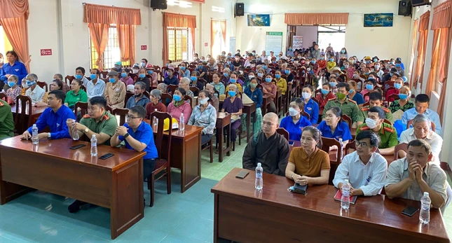 Quan cảnh buổi trao quà