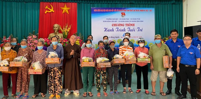 Trao quà đến bà con nghèo