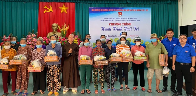 Trao quà đến bà con nghèo