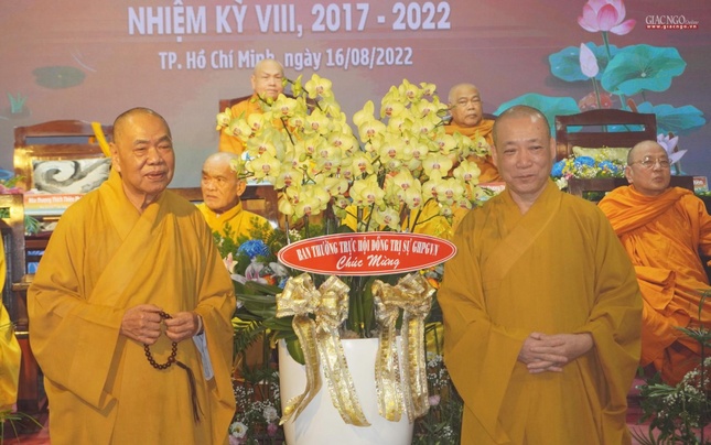 Lẵng hoa chúc mừng của Hội đồng Trị sự