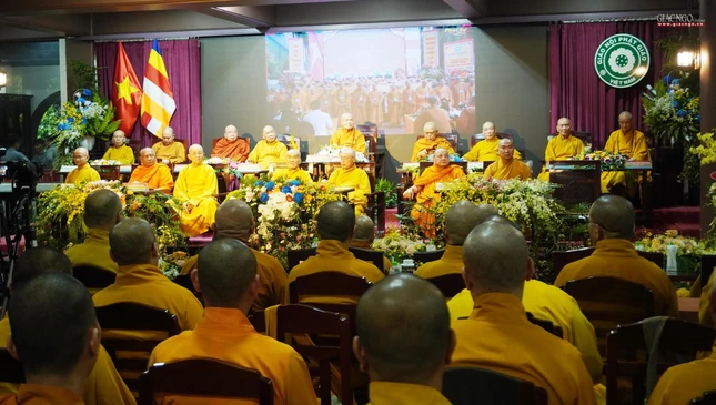 Chư tôn đức xem báo cáo qua video