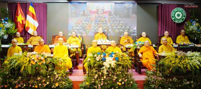 Chư tôn đức xem báo cáo tổng kết qua video clip