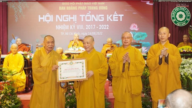 Hòa thượng Thích Thiện Pháp trao Bằng tuyên dương công đức của Hội đồng Trị sự tới Ban Hoằng pháp Trung ương