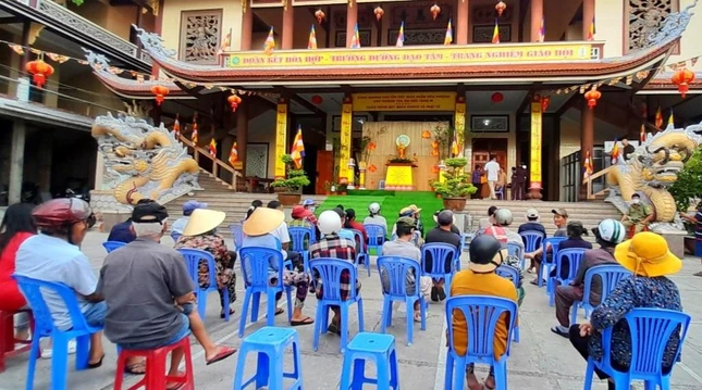 Bà con TP.Phan Thiết đến nhận quà