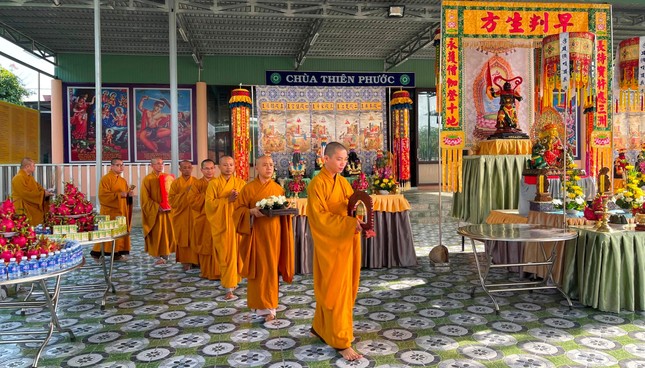 Rước chư hương linh về chùa Thiên Phước