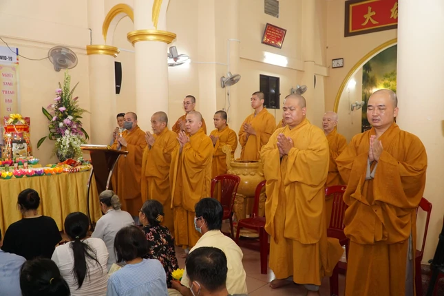 Chư tôn đức tham dự lễ