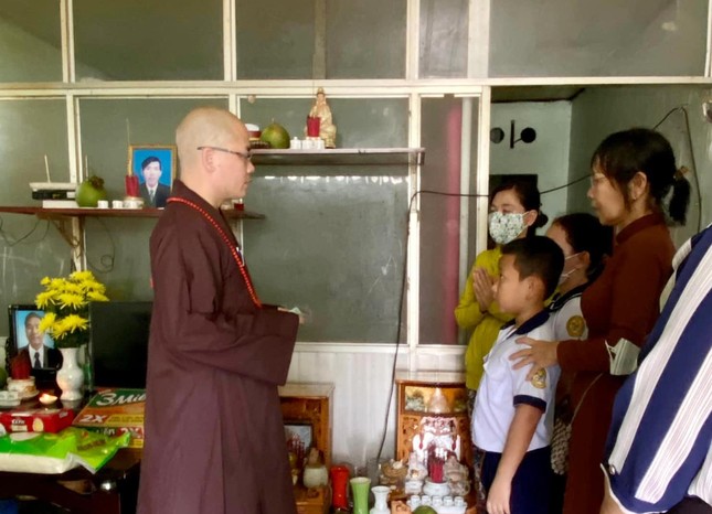 Hỏi thăm và trao quà tặng