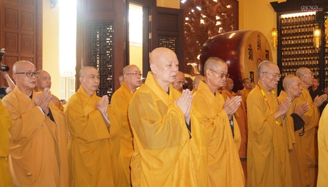 Hòa thượng Thích Lệ Trang cùng chư tôn đức tưởng niệm