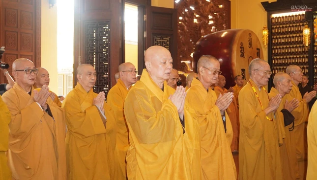 Hòa thượng Thích Lệ Trang cùng chư tôn đức tưởng niệm