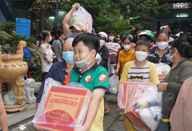 Những phần quà cũng được gửi tặng đến bà con địa bàn quận 8 và huyện Củ Chi