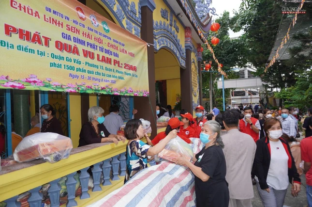 Tặng quà đến bà con trên địa bàn quận Gò Vấp