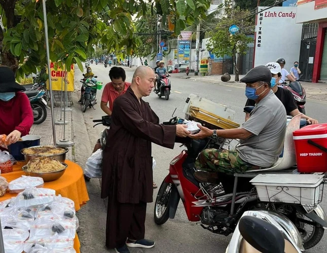 Trao các suất ăn chay đến người đi đường