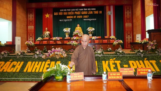 Thượng tọa Thích Quảng Hiền kiểm tra các khâu tại hội trường sáng nay, 22-8